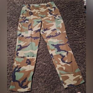 U.S. Military Pant Camouflage Men's Medium Long
Waist 31 to 35 inches Inseam 32